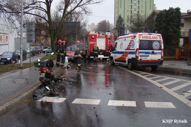 Rybnik wypadek na ulicy Dworek. Kierujący motorowerem