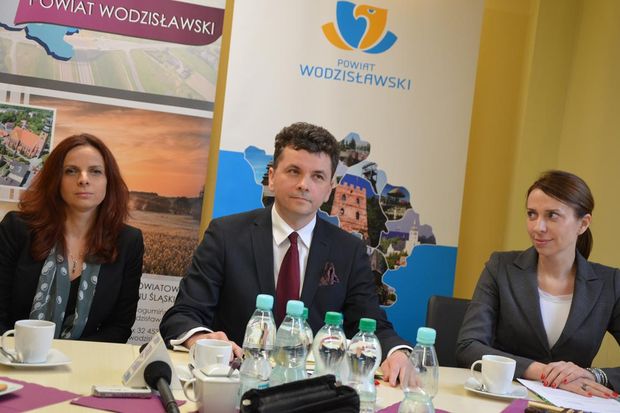 fot. Starostwo Powiatowe w Wodzisławiu Śląskim. Na zdjęciu: od lewej: Dorota Kowalska (dyrektor PP ZOZ), wicestarosta Grzegorz Kamiński oraz dr hab. Barbara Piontek