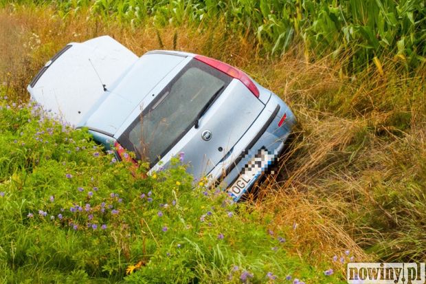 Między Lekartowem a Cyprzanowem samochód wypadł z drogi. W