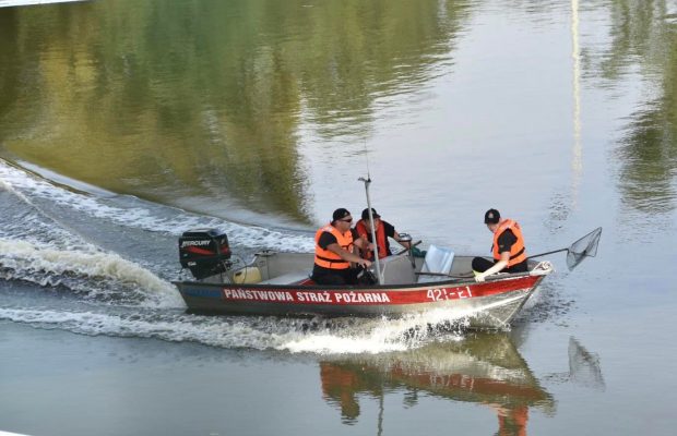 Do kogo należą rzeczy przy jeziorze?