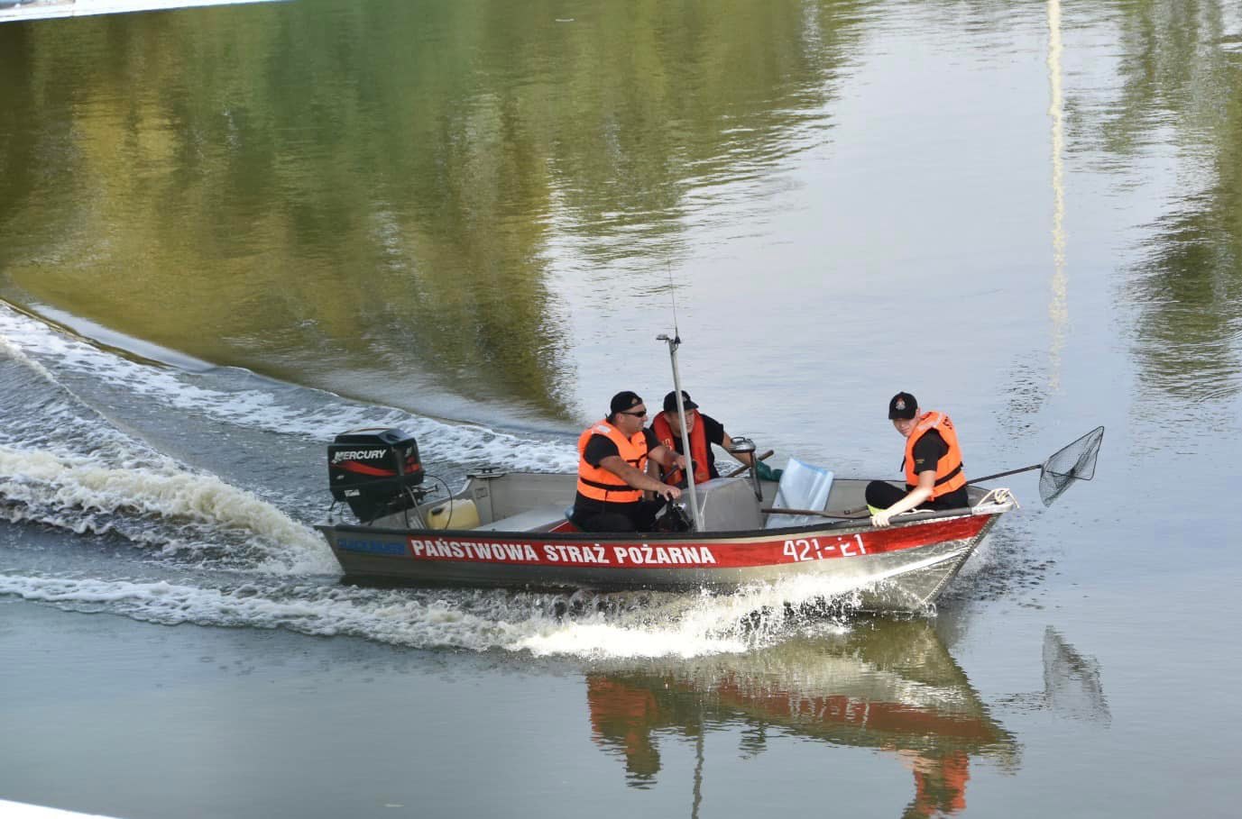 Do kogo należą rzeczy przy jeziorze?
