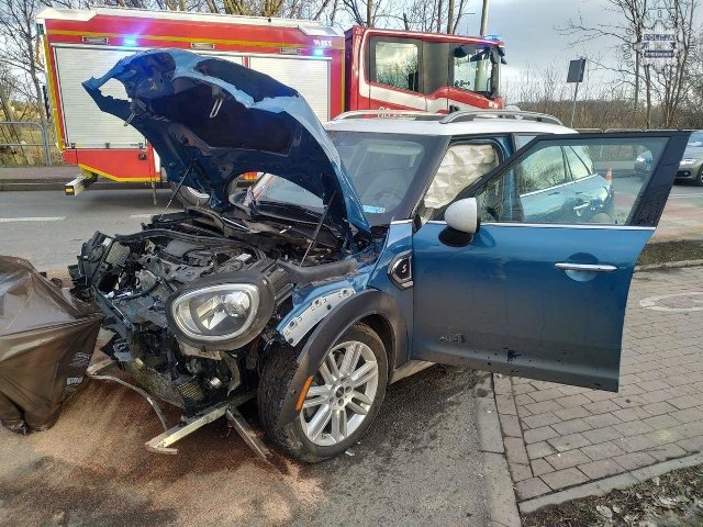 Czołowe zderzenie dwóch pojazdów w Pszowie