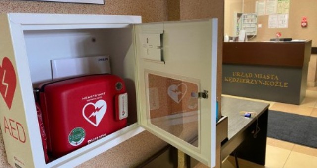 Zamontowano nowy defibrylator