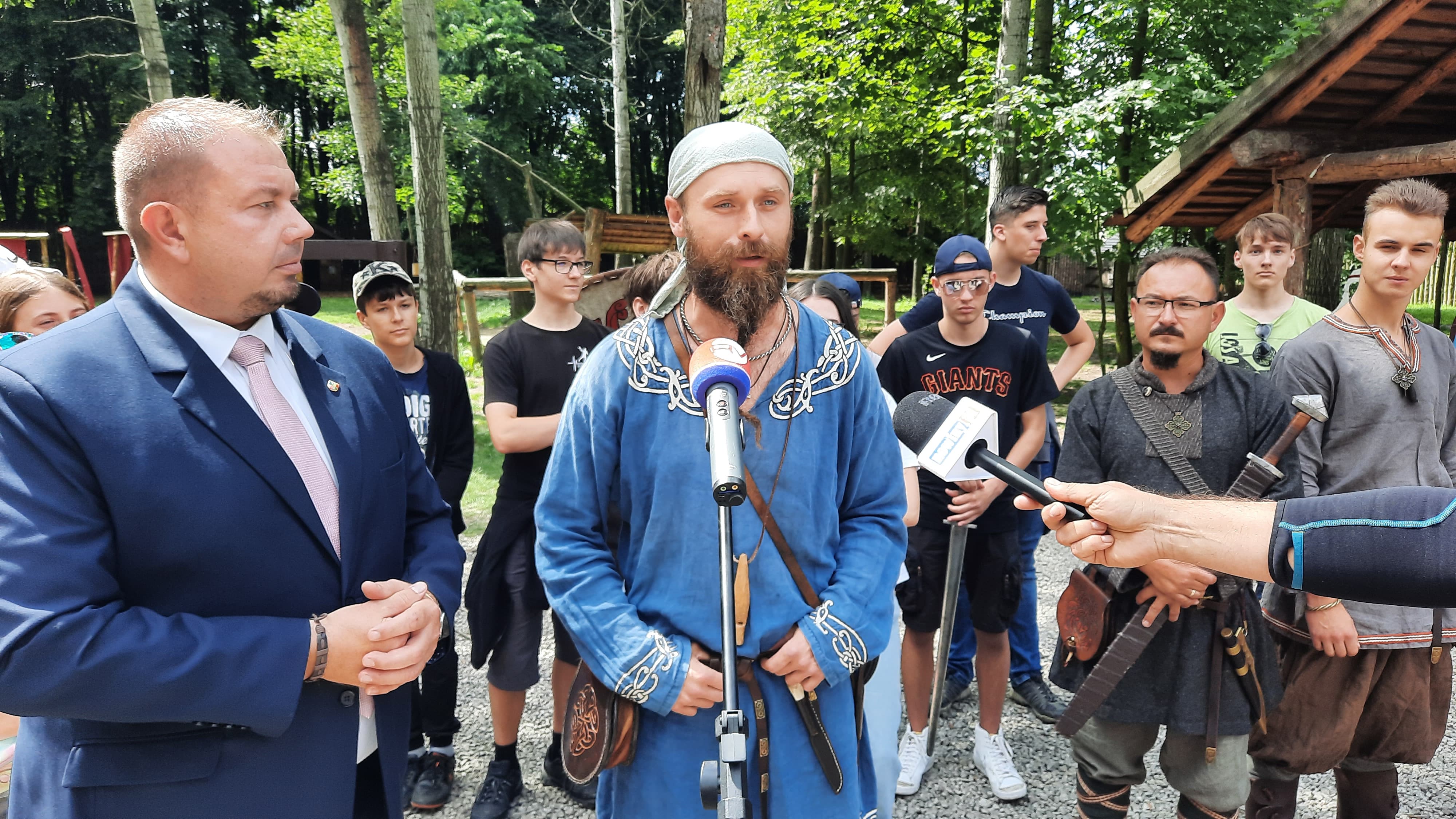 Skok do Średniowiecza: Starosta Raciborski z konferencją prasową w obozie Drengów