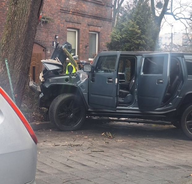 Stracił panowanie nad autem i wjechał w drzewo