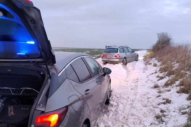 Chciał uniknąć kontroli – utknął w zaspie