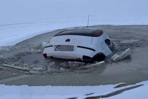 Samochód w zbiorniku wodnym