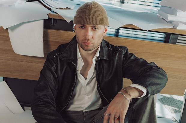 Dominik Dudek zwalnia tempo. “Może wolniej” jako manifest życia